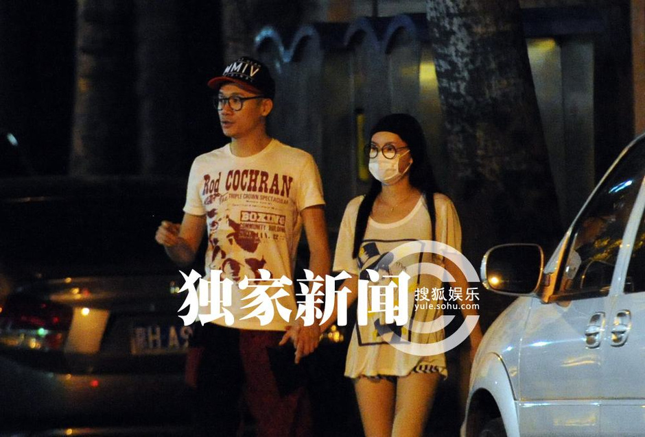 独家:高虎与女友亲密逛街 无人小路大胆激吻