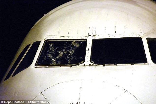 挡风玻璃破碎后 飞机盲降机场瞬间(1\/8)