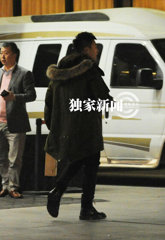 阿斯顿马丁豪车回家,不差钱的杜淳爱情也得意,幸福甜蜜全全写高清图片