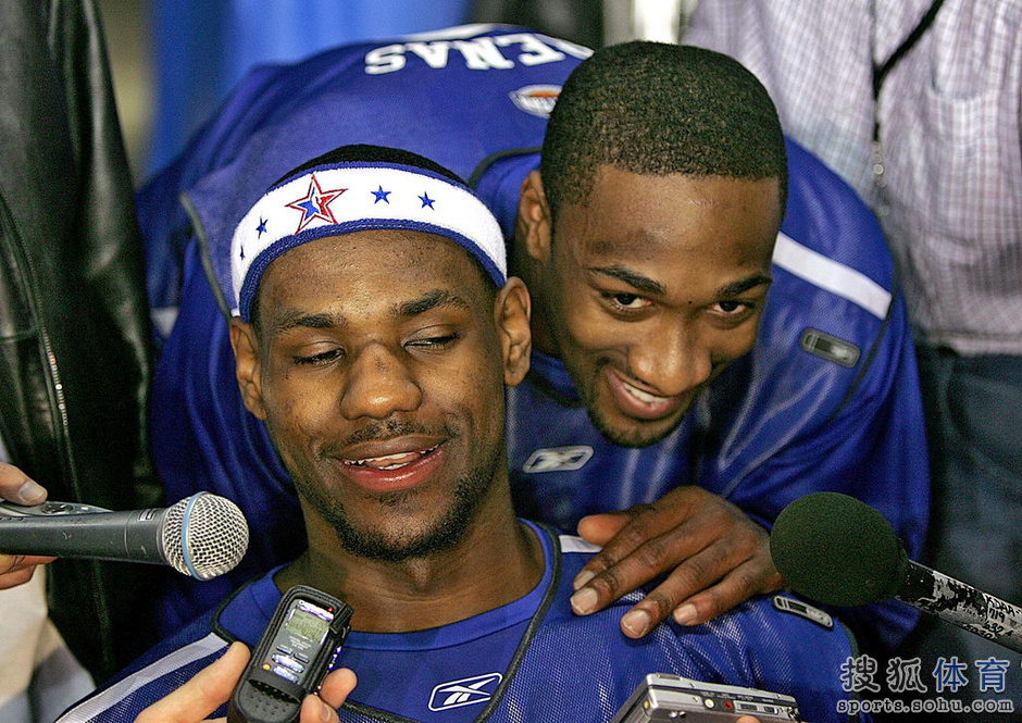 阿里纳斯珍贵照:传奇0号特工 持枪门毁掉生涯