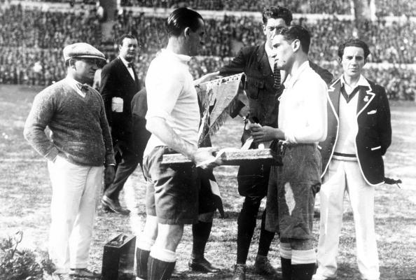 老照片:1930年首届世界杯 东道主乌拉圭终夺冠