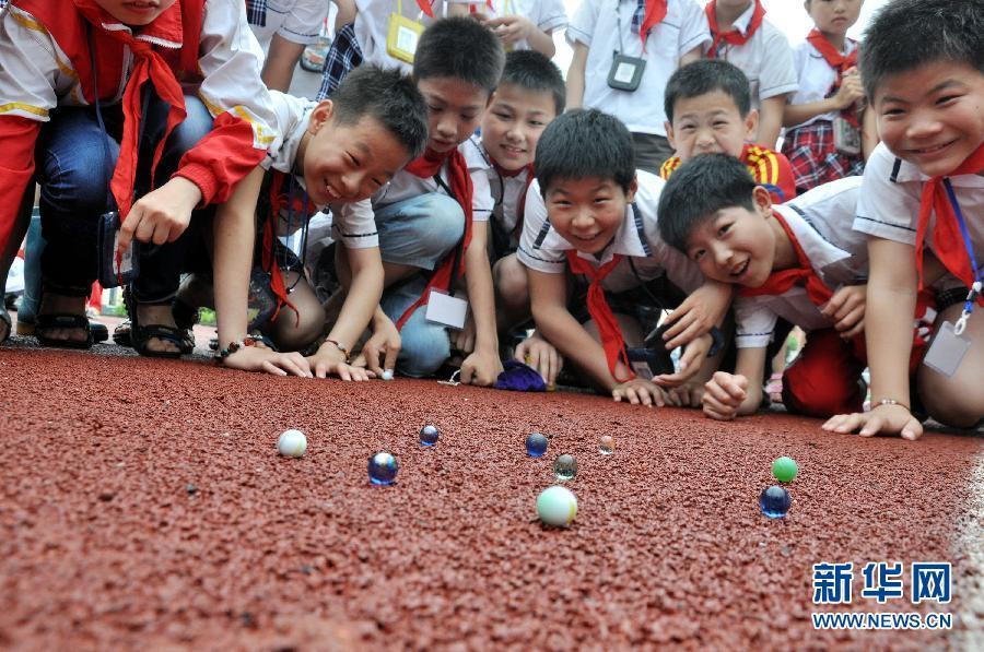 打弹珠跳皮筋跳房子 那些年我们一起玩过的游戏