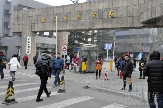 北京电影学院的礼堂每晚会放映两部电影,夏天的11点钟,电影散场,涂着图片