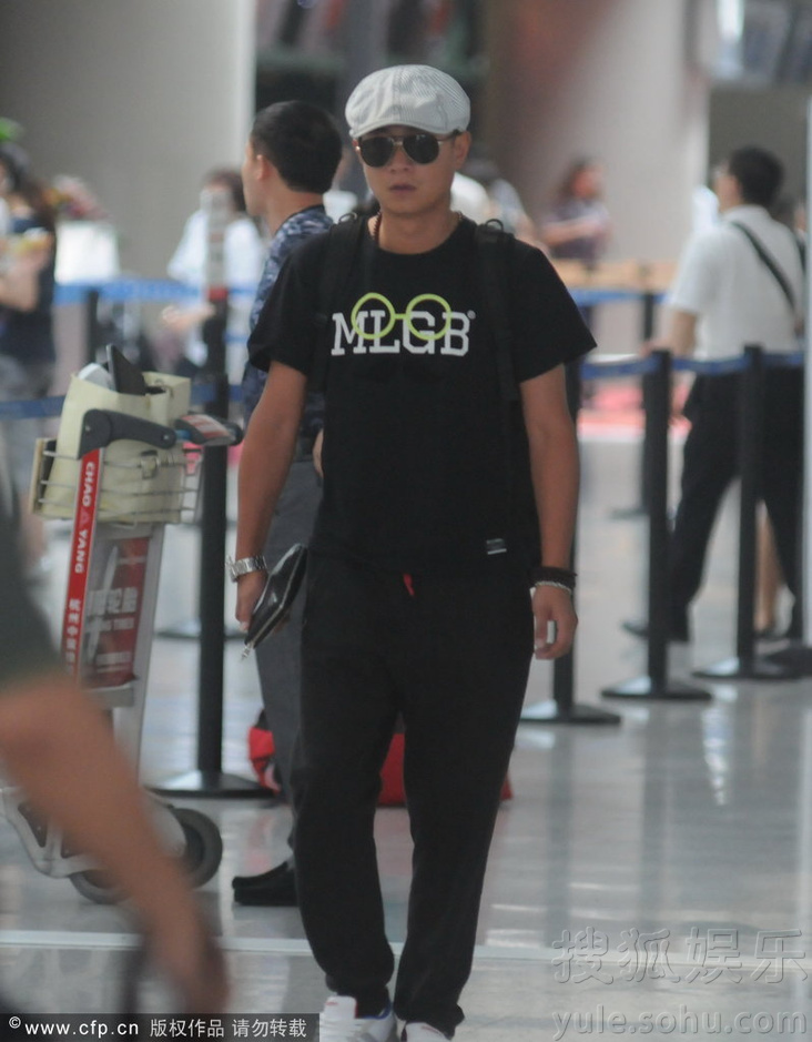 文章戴帽子遮住光头独自现身 见偷拍沉默不语