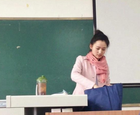 川师美女老师引围观 长相清纯撞脸多位明星