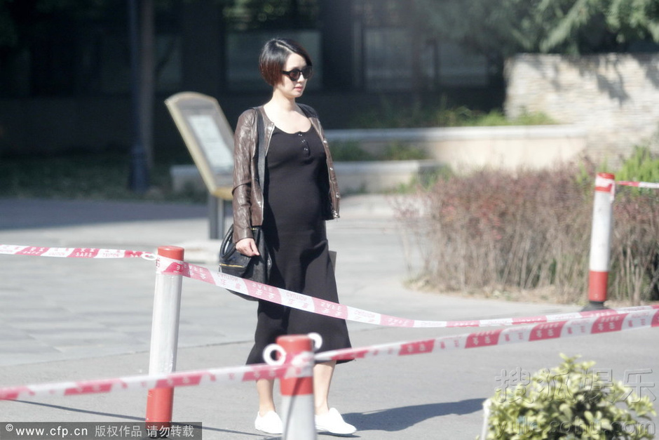 马伊琍挺大肚独自上街 孕相明显证怀二胎