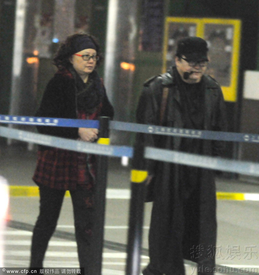 刘欢叼烟斗派头十足 老婆随其同行贴身照顾6016598-娱乐频道图片库-大视野-搜狐