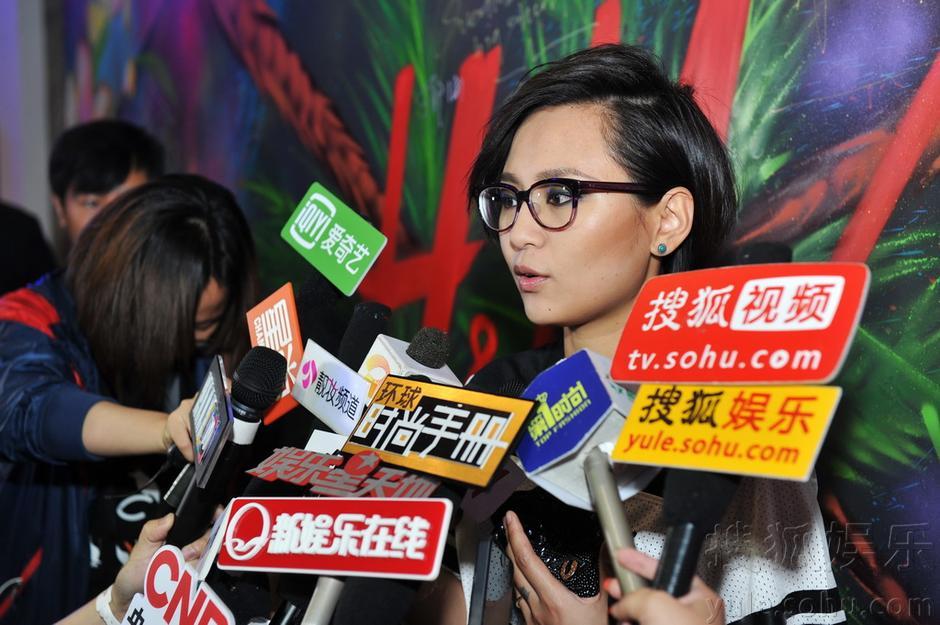 周笔畅潮人装扮亮相上海 为选秀后辈出谋划策