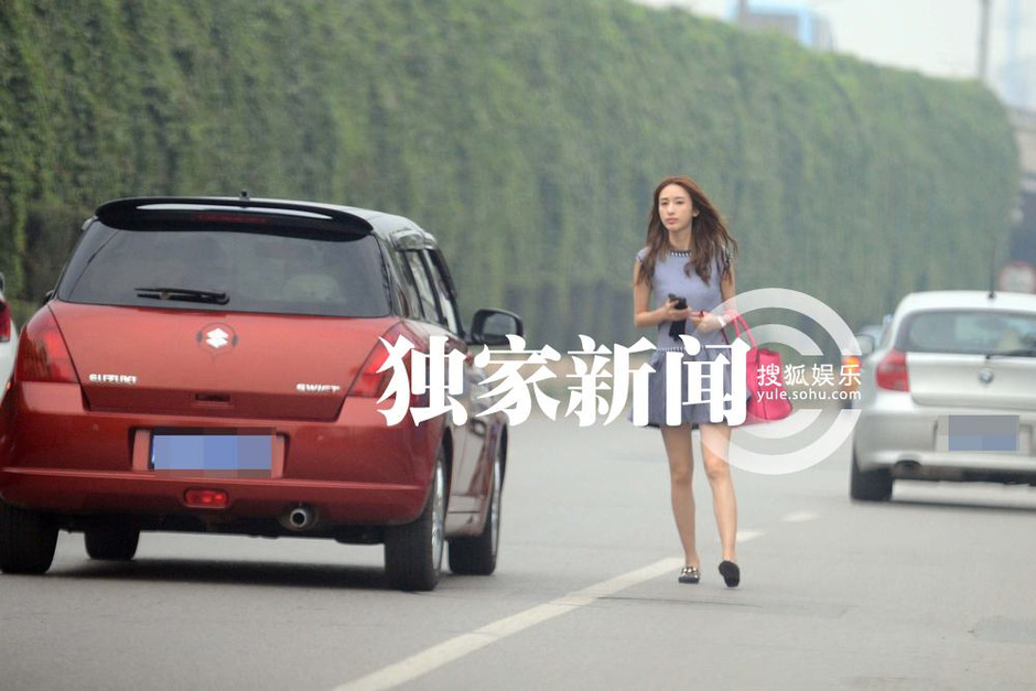 独家:张俪短裙逛街秀美腿 横穿马路狂聊语音6
