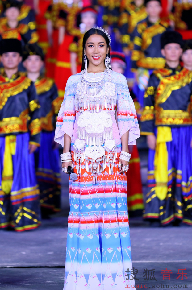 吉克隽逸再登央视舞台 网友:两套服装都很美