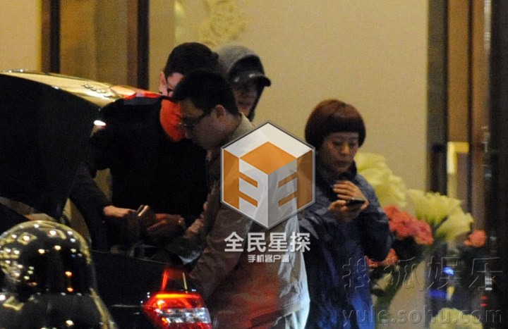疑冯绍峰名模新欢曝光 深夜密会被传交往半年