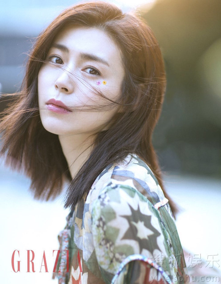 卢杉杂志大片造型多变 演绎女生到女人进阶之路