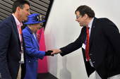 北京时间2012年7月28日，英国女王伊丽莎白二世在伦敦申奥委主席塞巴斯蒂安-科的陪同下参观游泳中心...