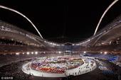 2004年8月13日，雅典奥运盛大开幕，在那个万众瞩目与期盼的夜晚,人们沉醉在蓝色与白色交织的梦境之...
