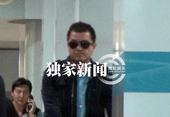 　　搜狐娱乐讯（风行工作室/图文）日前某天下午，搜狐视频撞见与友人一同回京的李亚鹏，一件淡蓝色衬衫搭...