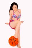 2012年8月6日，北京，2012伦敦奥运会，名模沈璐身穿彩色泳衣，拥篮球入镜拍摄写真助威中国男篮。...