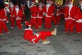 2012年12月24日讯，湖北省武汉市，24日，圣诞老人与骑马鸟叔时尚奇遇，惊现百名“圣诞老人”共舞...