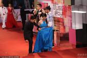 搜狐娱乐讯 2013年7月6日，台北，第24届台湾金曲奖红毯，林宥嘉挽绯闻女友亮相。
