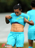北京时间2012年7月28日，2012年伦敦奥运会，巴西女足训练备战，玛塔展示腹肌。