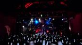 近日，岳靖川新歌首唱会在京举行，用独具个性的唱腔献上诚意满满的16首歌曲回馈歌迷，岳靖川更是首度现场...
