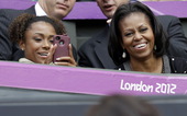 北京时间7月28日，伦敦奥运会第一天。美国第一夫人米歇尔 奥巴马携可爱女儿观看女网第一轮小威廉姆斯对...