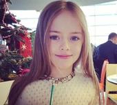 搜狐娱乐讯 近日，俄罗斯年仅9岁的美少女克里斯廷娜·碧曼诺娃，不仅因长相甜美似洋娃娃在网上爆红，还成...
