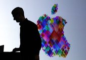 当地时间2012年6月11日消息，美国旧金山，苹果CEO蒂姆・库克和三位苹果高管周一在苹果全球开发者...