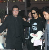 2012年11月1日讯，上海，10月31日，韩星宋承宪抵达上海虹桥机场，近百位粉丝前来接机，带着墨镜...