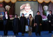 搜狐娱乐讯  12月28日，台北，艺人赵舜葬礼举行，10日他因急性脑梗塞病逝，享年58岁。追悼会上，...