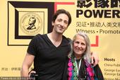     搜狐娱乐讯 4月25日奥斯卡影帝阿德里安-布劳迪（Adrien Brody）陪母亲、著名摄影...