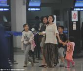 搜狐娱乐讯 早前，明星家庭出现在上海虹桥机场。当天，小S穿透视露香肩，带着三位女儿齐亮相，亲自为女儿...