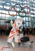 2012年6月20日，奥运五环亮相伦敦机场，吉祥物文洛克助阵。