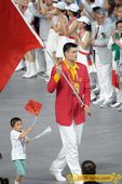 2008年8月8日晚，中国军团亮相鸟巢，旗手姚明代表了东方高度。