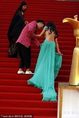 搜狐娱乐讯 第十五届上海电影节闭幕式开始，群星亮相红毯。杜海涛贴心为绿裙女提裙。