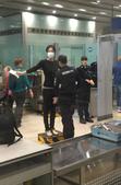 12月5日中午，有网友在首都机场过海关时偶遇天后王菲，王菲戴着口罩，内穿一件黑色线衫，外面披着黑色长...