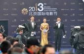 搜狐娱乐讯 2013年4月23日，北京，第三届北京国际电影节红毯。据现场报道，闭幕式前的明星走红毯仪...