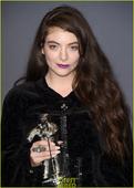 搜狐娱乐讯 2014年8月25日，洛杉矶，当地时间24日，2014 MTV音乐大奖现场，Lorde再...