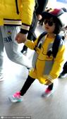 搜狐娱乐讯 近日，吴尊带着女儿NeiNei（吴心怡）一起出现在上海浦东机场，当天吴尊和女儿穿着黄色亲...