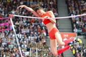 北京时间2012年8月4日，伦敦奥运会女子撑杆跳高预赛，李玲出战。更多奥运视频>> 更多奥运图片>>