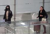 搜狐娱乐讯 2014年12月22日讯，上海，日前，周迅口罩墨镜现身机场，她身穿休闲服现身，戴着口罩遮...