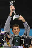 当地时间2012年8月4日，4×100米混合泳接力后，国际泳联对菲尔普斯颁发了一座奖杯表彰他在奥运会...