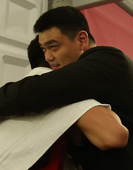 北京时间2012年8月7日，在中国男篮与英国队比赛结束之后，姚明出现在球员通道与大郅交流。更多奥运视...
