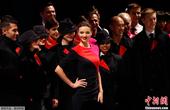 当地时间2013年4月16日，澳大利亚悉尼，澳洲航空发布了新的制服样式。图为靓模展示新制服。