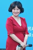 5月31日，在儿童节来临前夕，鞠萍出席某活动担任主持人，身穿红裙身材丰腴。