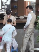 俞灏明、Selina主演的新剧《我和春天有个约会》在车墩拍摄时发生意外，一场爆破戏真的把两位年轻演员...