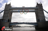 2012年6月28日，伦敦奥运倒计时30天之际，五环标志登上伦敦塔桥。