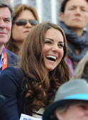 北京时间2012年7月31日，英国王室成员威廉王子带着妻子凯特王妃与弟弟哈里王子观看伦敦奥运会网球比...