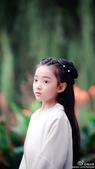 11月11日，童星陶奕希在微博晒出一组汉服写真照，她身着素雅的汉服，挽着古风发髻，十分的清纯可人。
