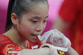 北京时间2012年7月27日，中国女子体操队展开备战训练。队员全力备战，队友互帮互助。