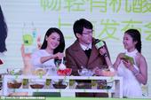 搜狐娱乐讯 杭州，23日，高圆圆参加某品牌有机酸奶的新品发布，并现场与粉丝制作水果酸奶。期间互动十分...